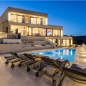 4 bedroom villa with heated pool and sea view in Vinišće, sleeps 8